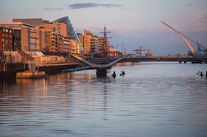 NOUVEAU QUARTIER DES DOCKS SUR LA RIVIERE LIFFEY, SAMUEL BECKETT BRIDGE, CUSTOM HOUSE QUAY, DUBLIN, IRLANDE 