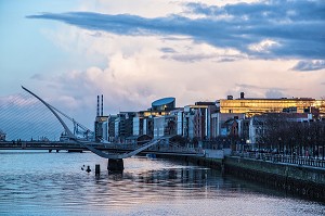 QUARTIER DES DOCKS AVEC LE PONT EN FORME DE LYRE SUR LA RIVIERE LIFFEY, SAMUEL BECKETT BRIDGE, CITY QUAY, DUBLIN, IRLANDE 