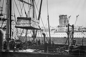 PHOTO D'EPOQUE DU CHARGEMENT DES CAISSES DE WHISKEY IRLANDAIS, THE OLD JAMESON DISTILLERY, ANCIENNE DISTILLERIE DE WHISKEY, BOW STREET, DUBLIN, IRLANDE 