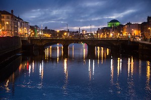 VUE DE NUIT SUR LA RIVIERE LIFFEY ET LE PONT GRATTAN BRIDGE, DUBLIN, IRLANDE 