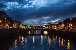 VUE DE NUIT SUR LA RIVIERE LIFFEY ET LE PONT GRATTAN BRIDGE, DUBLIN, IRLANDE 