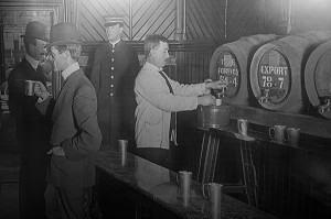 PHOTO D'EPOQUE DE TIRAGE DE LA PRESSION GUINNESS, ANCIENNE BRASSERIE DE BIERE, GUINNESS STOREHOUSE, DUBLIN, IRLANDE 