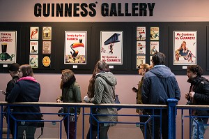 VISITE PUBLIQUE DE LA GUINNESS GALLERY, ANCIENNE BRASSERIE DE BIERE, GUINNESS STOREHOUSE, DUBLIN, IRLANDE 