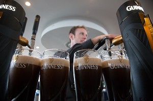 SERVICE DE LA PRESSION BRUNE A L'ANCIENNE BRASSERIE DE BIERE, GUINNESS STOREHOUSE, DUBLIN, IRLANDE 