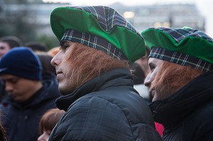 SPECTATEURS AUX COULEURS VERTES DU TREFLE IRLANDAIS, FETE DE LA SAINT-PATRICK, SAINT PATRICK’S DAY, DUBLIN, IRLANDE 