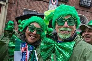 PORTRAITS DE PARTICIPANTS A LA PARADE AUX COULEURS VERTES DU TREFLE IRLANDAIS, FETE DE LA SAINT-PATRICK, SAINT PATRICK’S DAY, DUBLIN, IRLANDE 