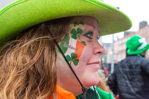 SPECTATEURS AUX COULEURS VERTES DU TREFLE IRLANDAIS, FETE DE LA SAINT-PATRICK, SAINT PATRICK’S DAY, DUBLIN, IRLANDE 