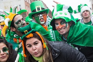 SPECTATEURS AUX COULEURS VERTES DU TREFLE IRLANDAIS, FETE DE LA SAINT-PATRICK, SAINT PATRICK’S DAY, DUBLIN, IRLANDE 