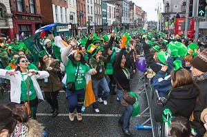 PARADE ET DEFILE DES GROUPES DE CHAQUE PAYS, FETE DE LA SAINT-PATRICK, SAINT PATRICK’S DAY, DUBLIN, IRLANDE 