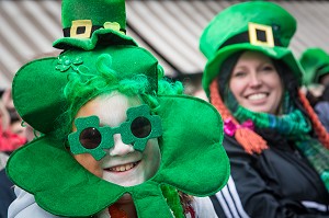 ENFANTS COSTUMES AUX COULEURS DU PAYS, FETE DE LA SAINT-PATRICK, SAINT PATRICK’S DAY, DUBLIN, IRLANDE 