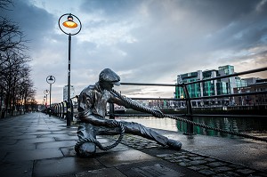 SCULPTURE D'UN MARINIER (THE LINESMAN, 1999 DE DONY MACMANUS), NOUVEAU QUARTIER DES DOCKS SUR LA RIVIERE LIFFEY, CITY QUAY, DUBLIN, IRLANDE 