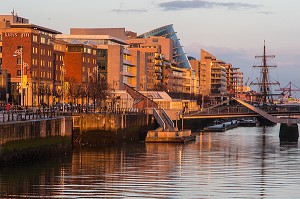 NOUVEAU QUARTIER DES DOCKS SUR LA RIVIERE LIFFEY, SAMUEL BECKETT BRIDGE, CUSTOM HOUSE QUAY, DUBLIN, IRLANDE 