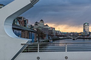 DETAIL DU PONT SAMUEL BECKETT BRIDGE SUR LA RIVIERE LIFFEY, NOUVEAU QUARTIER DES DOCKS, DUBLIN, IRLANDE 