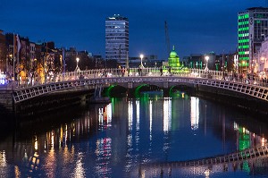 VUE DE NUIT SUR LA RIVIERE LIFFEY ET LE PONT HALF PENNY BRIDGE, DUBLIN, IRLANDE 