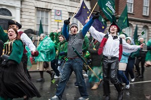 PARTICIPANTS DEGUISES EN PIRATES AU RASSEMBLEMENT DES COMMUNAUTES IRLANDAISES (THE GATHERING 2013), FETE DE LA SAINT-PATRICK, SAINT PATRICK'S DAY, DUBLIN, IRLANDE 