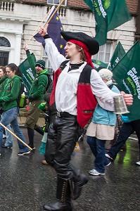 PARTICIPANT DEGUISE EN PIRATE AU RASSEMBLEMENT DES COMMUNAUTES IRLANDAISES (THE GATHERING 2013), FETE DE LA SAINT-PATRICK, SAINT PATRICK'S DAY, DUBLIN, IRLANDE 