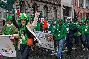 JEUNES ETUDIANTS IRLANDAIS PARTICIPANTS AU RASSEMBLEMENT DES COMMUNAUTES IRLANDAISES (THE GATHERING 2013), FETE DE LA SAINT-PATRICK, SAINT PATRICK'S DAY, DUBLIN, IRLANDE 