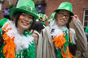 JEUNES ASIATIQUES PARTICIPANTS AU RASSEMBLEMENT DES COMMUNAUTES IRLANDAISES (THE GATHERING 2013), FETE DE LA SAINT-PATRICK, SAINT PATRICK'S DAY, DUBLIN, IRLANDE 