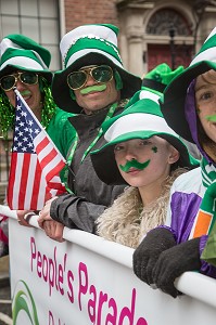 FAMILLE AMERICAINE PARTICIPANT AU RASSEMBLEMENT DES COMMUNAUTES IRLANDAISES (THE GATHERING 2013), FETE DE LA SAINT-PATRICK, SAINT PATRICK'S DAY, DUBLIN, IRLANDE 