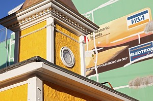 TOIT DE MAISON COLOREE AVEC PEINTURE MURALE D'UNE CARTE BLEUE VISA DANS LE CENTRE VILLE D'AKUREYRI, CAPITALE DU NORD, NORD DE L'ISLANDE, EUROPE, ISLANDE 