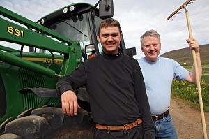 PORTRAIT DE LA FAMILLE DE BALDUR BENJAMINSSON, MANAGER OF ASSOCIATION OF DAIRY AND BEEF CATTLE FARMERS, ENVIRON D'AKUREYRI, NORD DE L'ISLANDE, EUROPE, ISLANDE