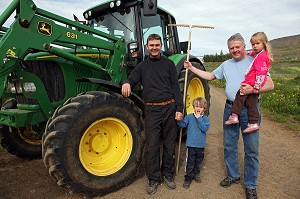 PORTRAIT DE LA FAMILLE DE BALDUR BENJAMINSSON, MANAGER OF ASSOCIATION OF DAIRY AND BEEF CATTLE FARMERS, ENVIRON D'AKUREYRI, NORD DE L'ISLANDE, EUROPE, ISLANDE