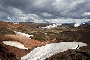 CENTRALE GEOTHERMIQUE, ZONE GEOTHERMALE DE NAMAFJALL AUX DEPOTS VOLCANIQUES MULTICOLORES, VERITABLE DEDALE DE SOLFATARES ET DE JAILLISSEMENTS DE BOUES BOUILLONNANTES, REGION DU LAC MYVATN, NORD DE L'ISLANDE, EUROPE, ISLANDE 