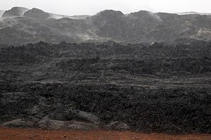 LEIRHNJUKUR PRES DE LA CENTRALE GEOTHERMIQUE, ZONE GEOTHERMALE DE NAMAFJALL AUX DEPOTS VOLCANIQUES MULTICOLORES, VERITABLE DEDALE DE SOLFATARES ET DE JAILLISSEMENTS DE BOUES BOUILLONNANTES, REGION DU LAC MYVATN, NORD DE L'ISLANDE, EUROPE, ISLANDE 