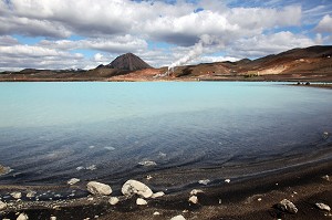 CENTRALE GEOTHERMIQUE, ZONE GEOTHERMALE DE NAMAFJALL AUX DEPOTS VOLCANIQUES MULTICOLORES, VERITABLE DEDALE DE SOLFATARES ET DE JAILLISSEMENTS DE BOUES BOUILLONNANTES, KRAFLA, REGION DU LAC MYVATN, NORD DE L'ISLANDE, EUROPE, ISLANDE 