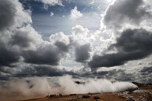 PRES DE LA CENTRALE GEOTHERMIQUE, ZONE GEOTHERMALE DE NAMAFJALL AUX DEPOTS VOLCANIQUES MULTICOLORES, VERITABLE DEDALE DE SOLFATARES ET DE JAILLISSEMENTS DE BOUES BOUILLONNANTES, KRAFLA, REGION DU LAC MYVATN, NORD DE L'ISLANDE, EUROPE, ISLANDE 