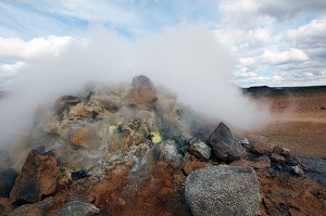 PRES DE LA CENTRALE GEOTHERMIQUE, ZONE GEOTHERMALE DE NAMAFJALL AUX DEPOTS VOLCANIQUES MULTICOLORES, VERITABLE DEDALE DE SOLFATARES ET DE JAILLISSEMENTS DE BOUES BOUILLONNANTES, KRAFLA, REGION DU LAC MYVATN, NORD DE L'ISLANDE, EUROPE, ISLANDE 