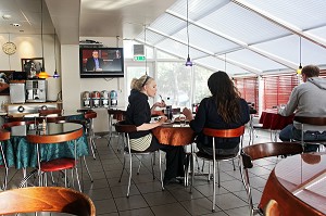 JEUNES FEMMES MANGEANT DANS UN SNACK BAR, SEYDISFORDUR, REGION DES FJORD DU NORD EST DE L'ISLANDE, EUROPE, ISLANDE 