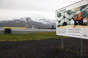 USINE D'ALUMINIUM D' ALCOA PRES DE LA VILLE DE REYDARFJORDUR, PROJET CONTROVERSE CAUSE DEGATS ECOLOGIQUES, ISLANDE DE L'EST, EUROPE, ISLANDE 