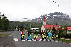 GROUPE D'ECOLIERS DANS LES RUES DE LA VILLE DE REYDARFJORDUR PRES DE L' USINE D'ALUMINIUM D' ALCOA, PROJET CONTROVERSE CAUSE DEGATS ECOLOGIQUES, ISLANDE DE L'EST, EUROPE, ISLANDE 