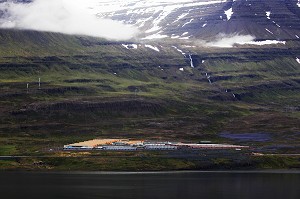 LOGEMENT DES OUVRIERS DE L'USINE D'ALUMINIUM D' ALCOA PRES DE LA VILLE DE REYDARFJORDUR, PROJET CONTROVERSE CAUSE DEGATS ECOLOGIQUES, ISLANDE DE L'EST, EUROPE, ISLANDE 