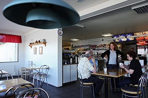 SNACK BAR AVEC PERSONNAGES DU PORT DE PECHE DE DJUPIVOGUR, FJORD DE L' EST DE L'ISLANDE, EUROPE, ISLANDE 