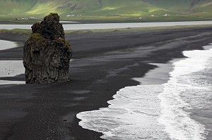 ROCHER D'ARNARDRANGUR PRES DE LA VILLE COTIERE DE VIK, PLAGE DE SABLE NOIR, SUD DE L'ISLANDE, EUROPE, ISLANDE 