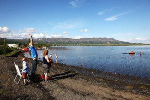 LAC DE LAUGARVATN AVEC PERSONNAGES, SUR LA BERGE DES FUMEROLLES, CERCLE D'OR, GOLDEN CIRCLE, SUD DE L'ISLANDE, EUROPE, ISLANDE 