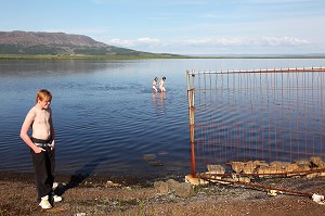 LAC DE LAUGARVATN AVEC PERSONNAGES, SUR LA BERGE DES FUMEROLLES, CERCLE D'OR, GOLDEN CIRCLE, SUD DE L'ISLANDE, EUROPE, ISLANDE 