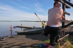 LAC DE LAUGARVATN AVEC PERSONNAGES, SUR LA BERGE DES FUMEROLLES, CERCLE D'OR, GOLDEN CIRCLE, SUD DE L'ISLANDE, EUROPE, ISLANDE 