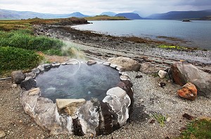 SOURCE D’EAU CHAUDE GEOTHERMALE PRES DU FJORD HVALFJORDUR OU FJORD DES BALEINES, SITUE A L'OUEST DE L'ISLANDE, EUROPE 