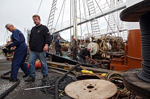 CHASSE A LA BALEINE, EQUIPAGE D'UN NAVIRE BALEINIER DE KRISTJAN LOFTSSON PRET A APPAREILLER DANS LE PORT DE REYKJAVIK, ISLANDE, EUROPE 