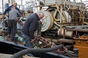 CHASSE A LA BALEINE, EQUIPAGE D'UN NAVIRE BALEINIER DE KRISTJAN LOFTSSON PRET A APPAREILLER DANS LE PORT DE REYKJAVIK, ISLANDE, EUROPE 