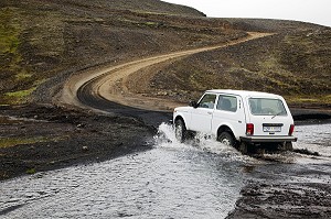 PASSAGE D'UN GUE EN VEHICULE 4X4 DANS LA FAILLE DE L'ELDGJA, REGION MONTAGNEUSE DE FJALLABAK, HAUTES TERRES D’ISLANDE, EUROPE 