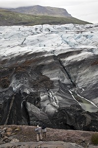 RANDONNEURS DEVANT LE LE GLACIER SVINAFELLSJOKULL PRES DU PARC NATIONAL DE SKAFTAFELL, ISLANDE, EUROPE 