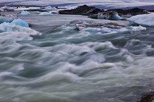 LANGUE GLACIAIRE, ICEBERGS DU LAC JOKULSARLON, PROLONGEMENT DU GLACIER VATNAJOKULL OU GLACIER DES EAUX, LA PLUS GRANDE CALOTTE GLACIAIRE D'ISLANDE, VOIRE D'EUROPE 