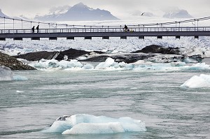 TRAVERSEE DU PONT DE LA LANGUE GLACIAIRE, ICEBERGS DU LAC JOKULSARLON, PROLONGEMENT DU GLACIER VATNAJOKULL OU GLACIER DES EAUX, LA PLUS GRANDE CALOTTE GLACIAIRE D'ISLANDE, VOIRE D'EUROPE 