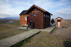 TOURISTES SE RENDANT AUX SANITAIRES PRES DES MONTS KERLINGARFJOLL ET DE LA ROUTE F35 DE KJOLUR, HAUTES TERRES D’ISLANDE, EUROPE 