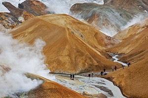 RANDONNEURS PARCOURANT LES MONTS KERLINGARFJOLL SITUES PRES DE LA ROUTE F35 DE KJOLUR, HAUTES TERRES D’ISLANDE, EUROPE 