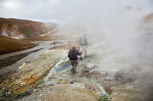 RANDONNEURS PARCOURANT LES MONTS KERLINGARFJOLL SITUES PRES DE LA ROUTE F35 DE KJOLUR, HAUTES TERRES D’ISLANDE, EUROPE 